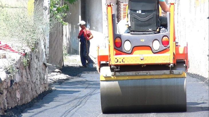 Се асфалтираат две улици во центарот на Штип