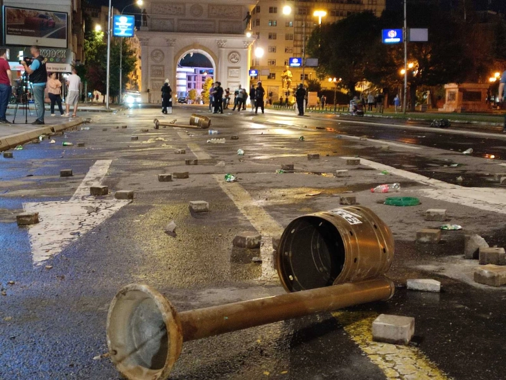 Расфрлани предмети, повредени 47 полицајци и приведени лица е епилогот од протестот во Скопје