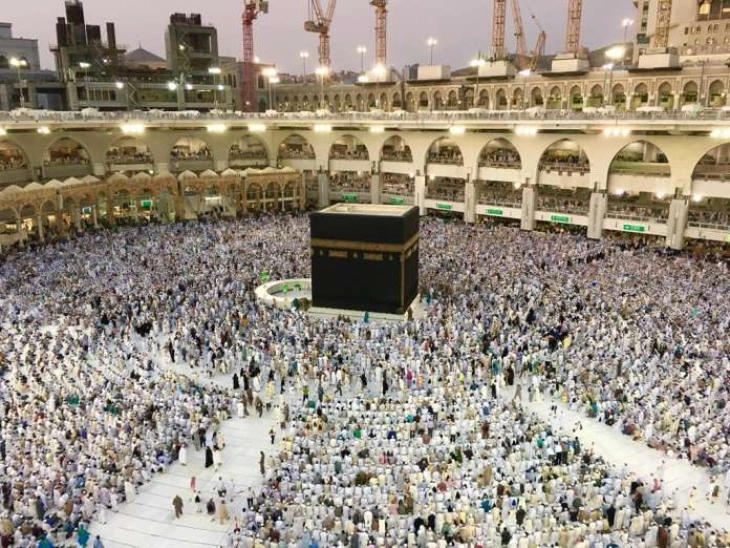 Милион муслимански верници на аџилак во Мека