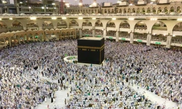 Милион муслимански верници на аџилак во Мека