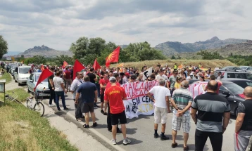 Едночасовна блокада на патот Прилеп-Плетвар против францускиот предлог