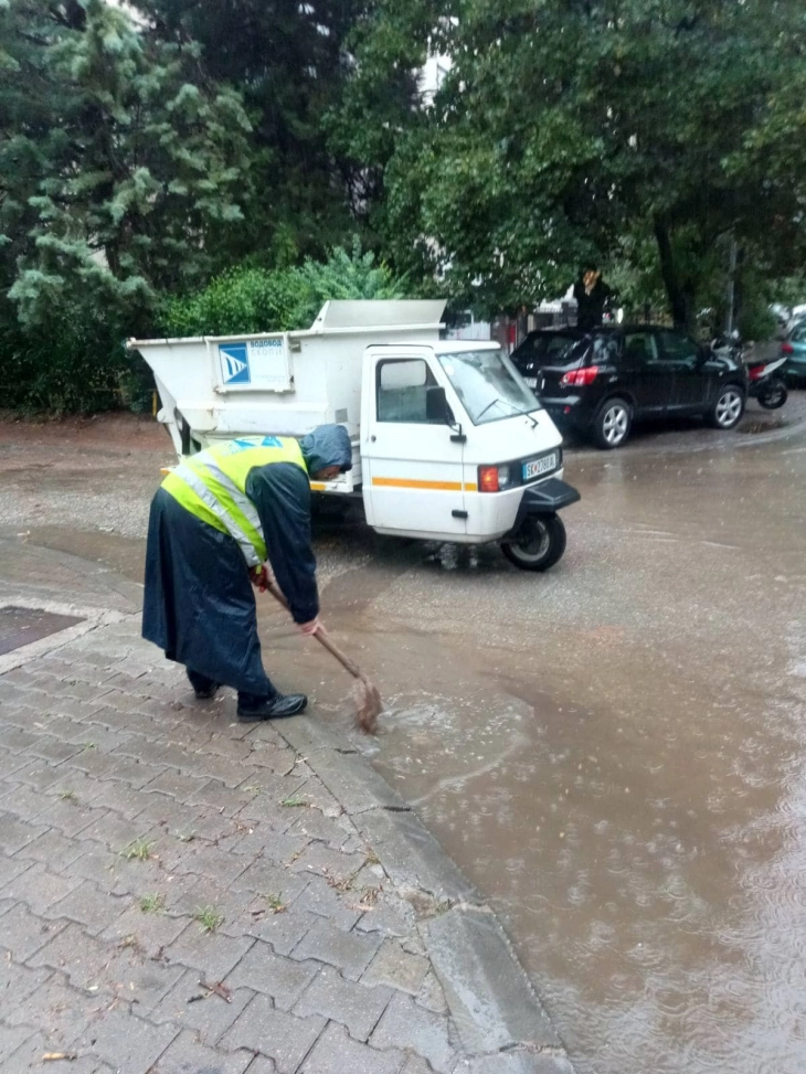 Екипи од Водовод и канализација на терен за одржување на функционалноста на астмосферската канализација