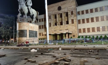 Кривична пријава против 26-годишник за фрлање „молотови коктели“ кон полицијата пред Собранието