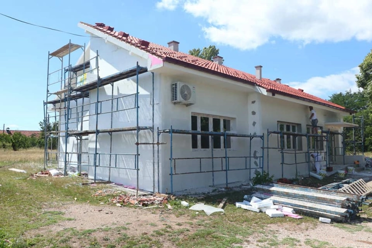 Почна реконструкција на фасада на подрачно училиште во кумановското село Љубодраг