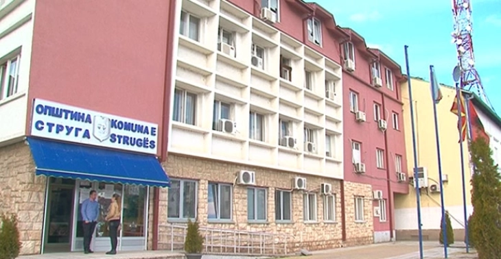 Општина Струга со апел за отстранување на нелегално поставена урбана опрема