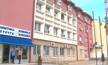 Општина Струга со апел за отстранување на нелегално поставена урбана опрема