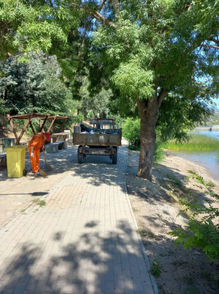 Исчистени патеките, летниковците и пристапните патеки кај велешко езеро „Младост“
