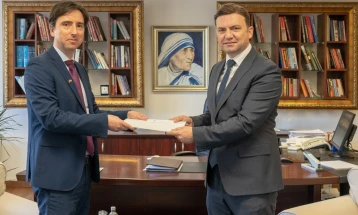 Новиот британски амбасадор Лосон му ги предаде копиите од акредитивните писма на министерот Османи