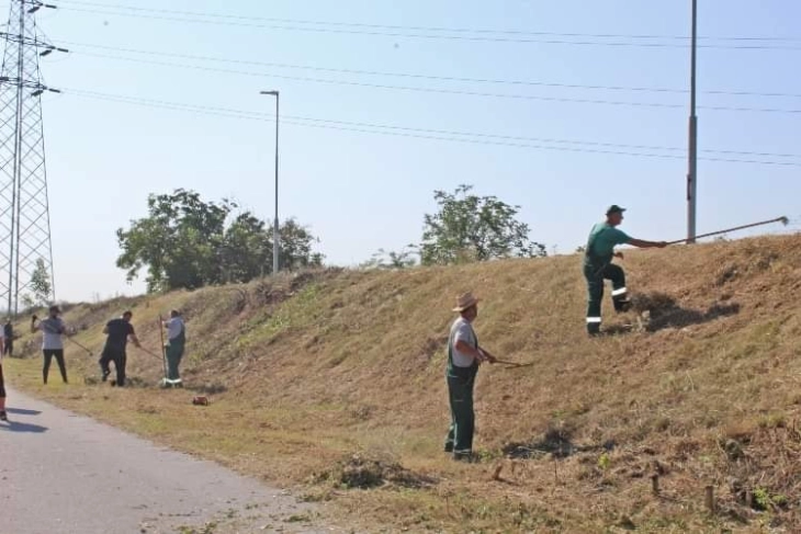 Продолжува акцијата за уредување на тревните површини на кејот на Вардар во Скопје