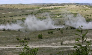Неексплодирана муниција заостаната од вежби на Криволак, причина зошто не се гасне пожарот од земја