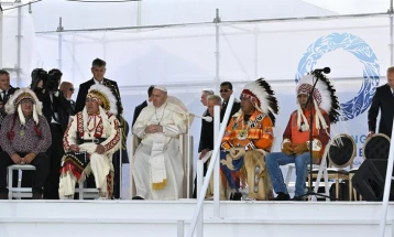 Папата во Канада побара простување за „злото“ направено од црквата врз домородците