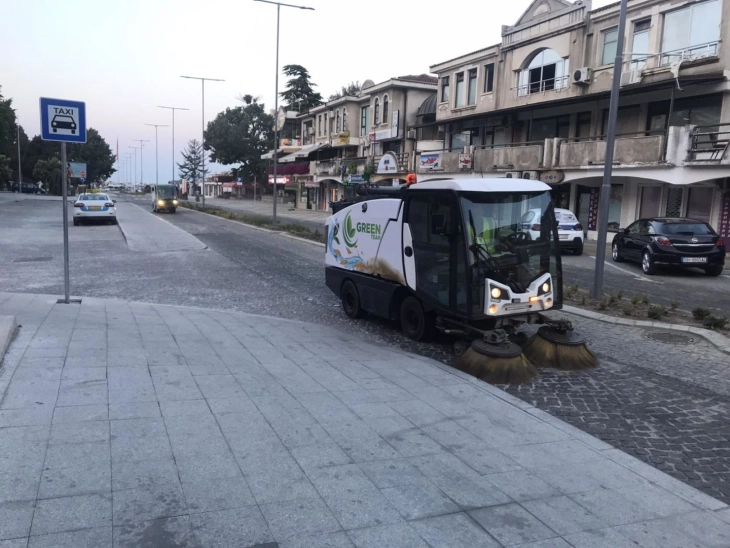 „Охридски комуналец“ интензивно работи на одржување на јавната хигиена во градот