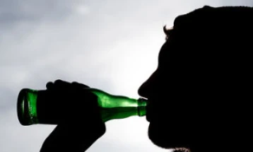При контроли во угостителски објекти во скопски Карпош утврдено точење алкохол на малолетници, приведени три лица