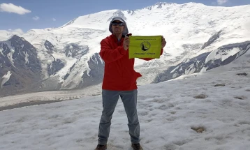Планинарот Зоран Николов се искачи на планинскиот венец Памир на Западните Хималаи