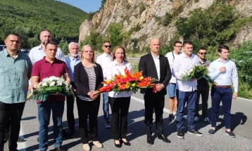 Делегацијата на ВМРО-ДПМНЕ положи цвеќе кај Карпалак