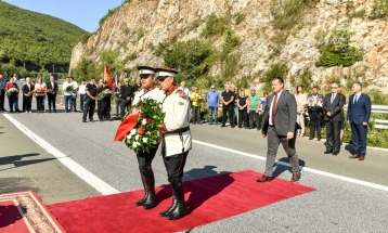 Претставници од Кабинетот на Пeндаровски оддадоа почит на 10-те армиски резервисти загинати кај Карпалак