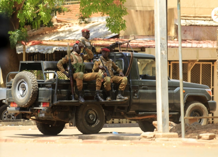 Во двоен бомбашки напад во Буркина Фасо загинаа 15 војници