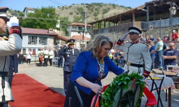 Министерката Петровска оддаде почит во спомен на загинатите бранители кај Љуботенски бачила