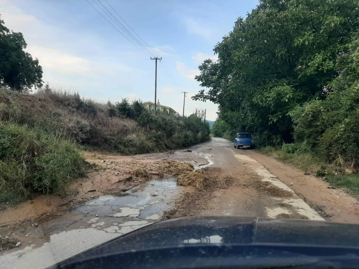 Наноси на локални патишта во Делчевско поради обилните дождови