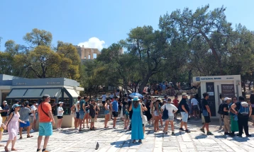 Атина полна со туристи - Акропол дневно го посетуваат над 16.000 туристи (фото)