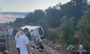 Најмалку 12 повредени откако автобус со српски таблички се преврте на автопат во Бугарија