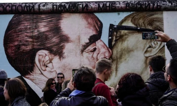 Почина авторот на сликата „Бакнеж“ на Берлинскиот ѕид