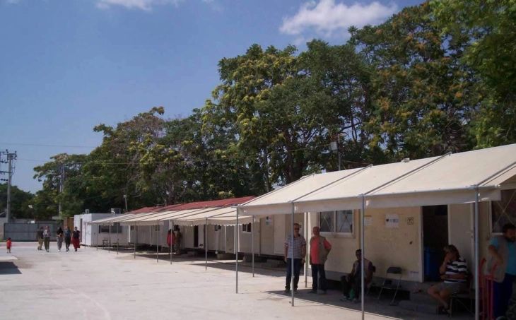 Мали инциденти при празнење на бегалски камп во Атина