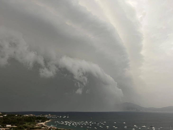 Пет лица загинаа во силното невреме на Корзика