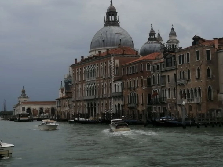 Казнети туристи кои сурфале по Венеција