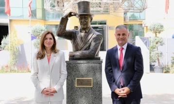 Американската амбасадорка Брнз и градоначалникот Ганиу го промовираа плоштадот „Вудро Вилсон“ во Општина Чаир