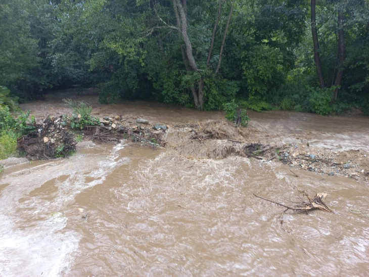 Поради обилните врнежи зголемено нивото на водотеците во туристичката населба Равна Река