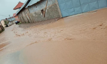 Се повлекува водата од поплавените села во општина Долнени, дел од нив се без струја