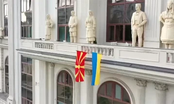 Македонското и украинското знаме се веат на зградата на МНР во чест на Денот на независноста на Украина