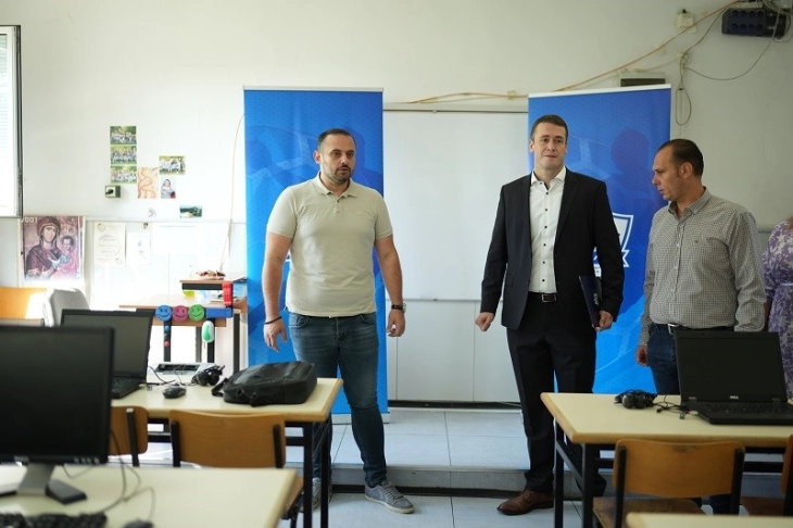 Општина Кисела Вода и РК „Алкалоид” го опремија кабинетот по информатика во ООУ „Круме Кепески”