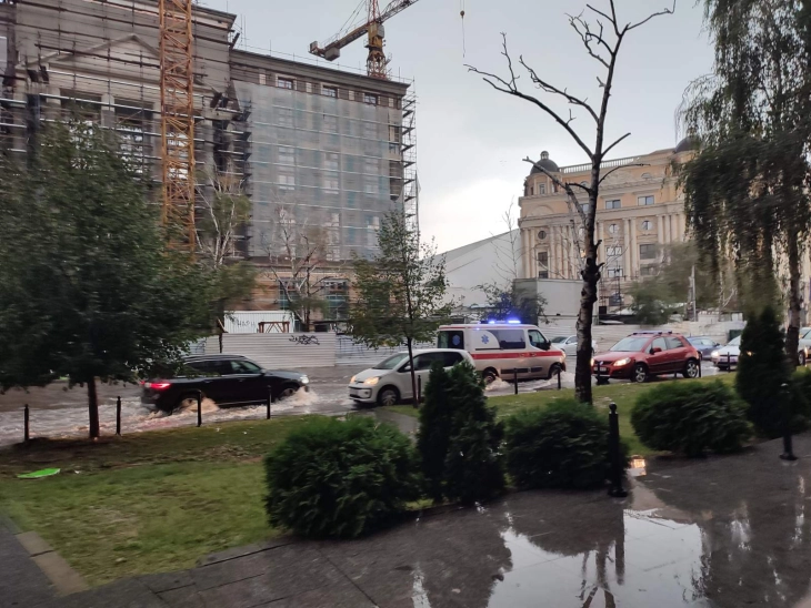 Заглавени автомобили и луѓе по невремето во Скопје (видео+фото)
