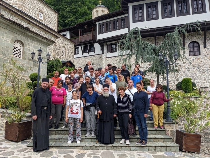 Корисници на услуги од Скопје на здружението „Порака - Неготино“ во посета на Бигорски манастир