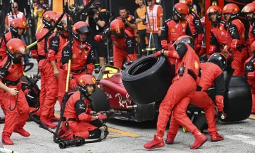 Механичарите на Ферари заборавија да донесат тркало за време на пит-стопот на Сајнц на холандското Гран при