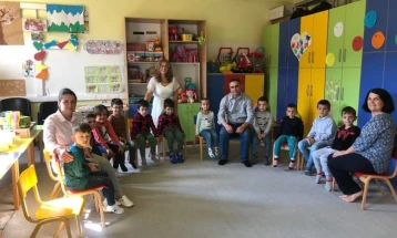 Куртовски во посета на градинката во Скудриње: Наша заложба е на најмладите да им ги обезбедиме сите услови  