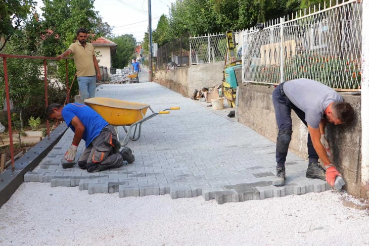 Почна уредување со бекатон на краци во кумановската населба „Иго Тричковиќ“