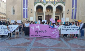 Протест во Атина против одлуката на ГПЦ на верниците да им прочита проповед против абортусот