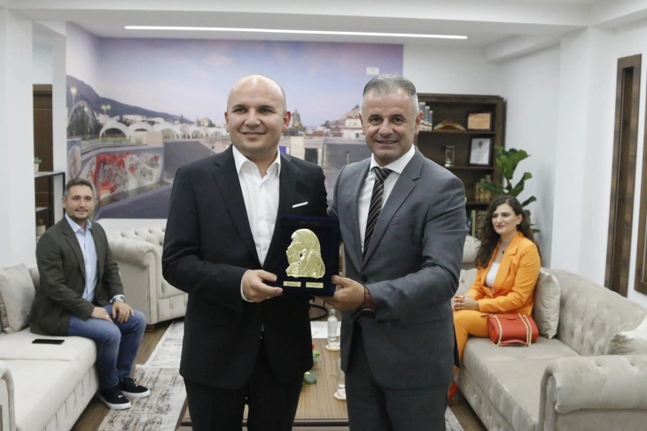 Европратеникот Илхан Ќучук во посетата на Општина Чаир