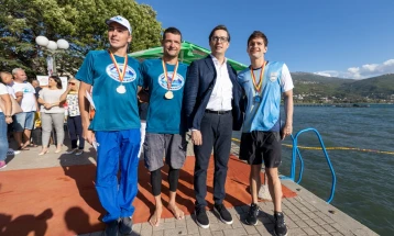Претседателот Пендаровски им честита на учесниците на 35. Охридски пливачки маратон