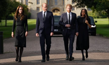 Принцовите Вилијам и Хари со сопругите во прошетка во замокот Виндзор
