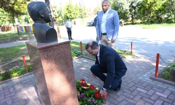 Министерот Спасовски положи цвеќе на бистата на македонскиот бранител Бобан Трпков