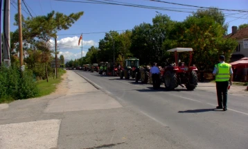Оризопроизводителите привремено ја прекинаа блокадата на патиштата, но протестот го продолжуваат до исполнување на барањата