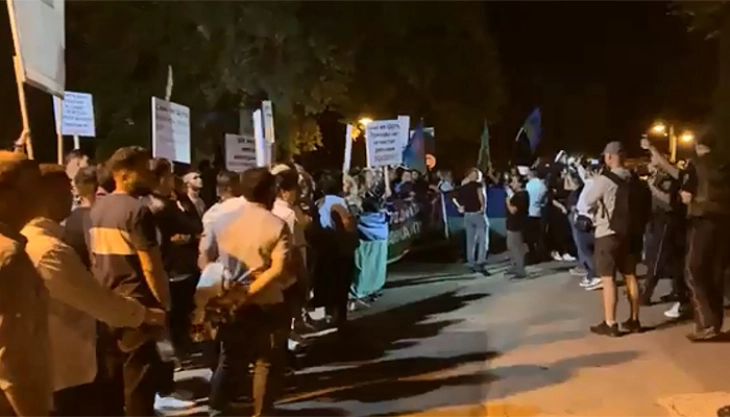 Жители на Шуто Оризари протестираа пред Град Скопје