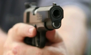 Претрес во Скопје, пронајден пиштол, приведено едно лице