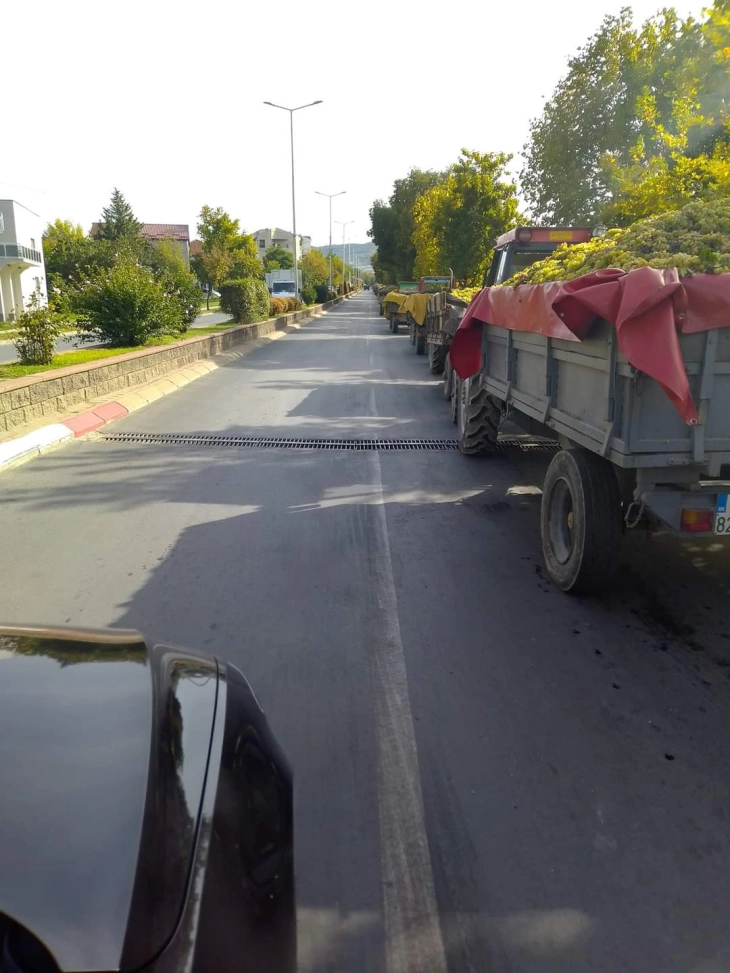 Во Кавадарци поделени видливи ленти за трактори за поголема безбедност во сообраќајот