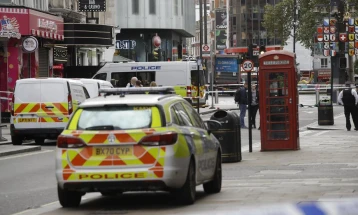 Двајца полицајци избодени со нож во центарот на Лондон