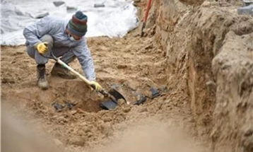 Блинкен ја обвини Русија за извршени застрашувачки дела по откриените гробови во Изјум